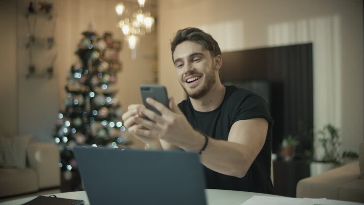 Smilende fyr har videoopkald derhjemme