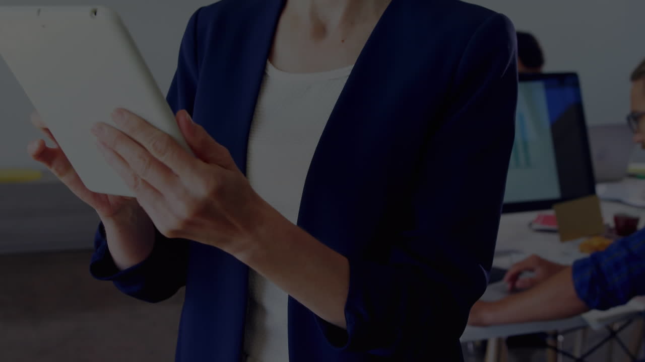 анимация обработки данных фондового рынка над кавказской бизнесменкой, использующей планшет в офисе