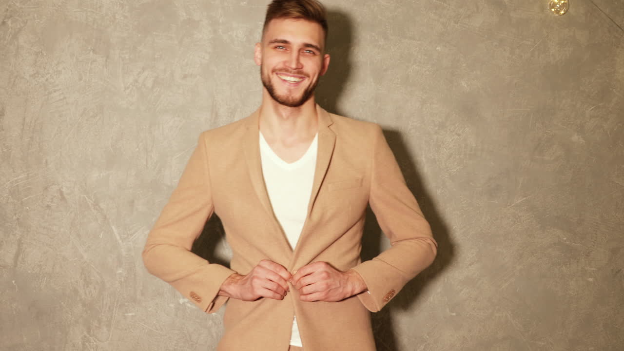 베이지 슈트를 입은 남자