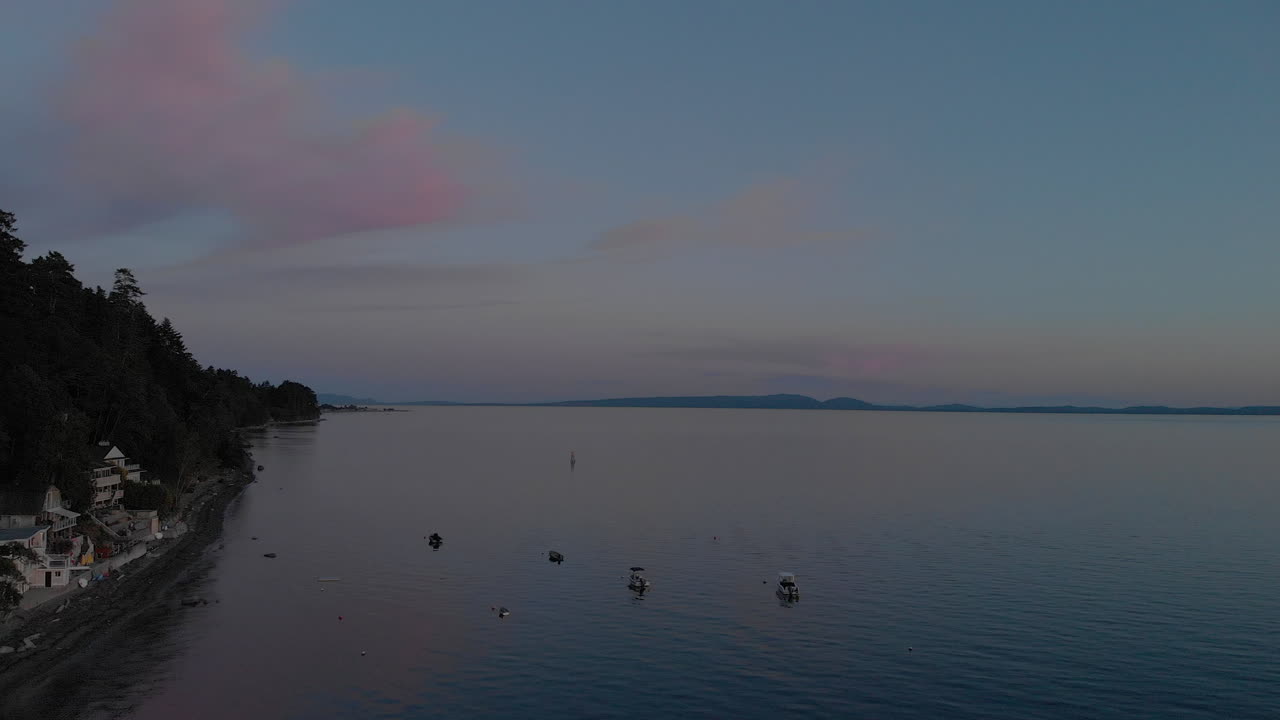 해안가 주택과 부동산을 천천히 회전하는 장면