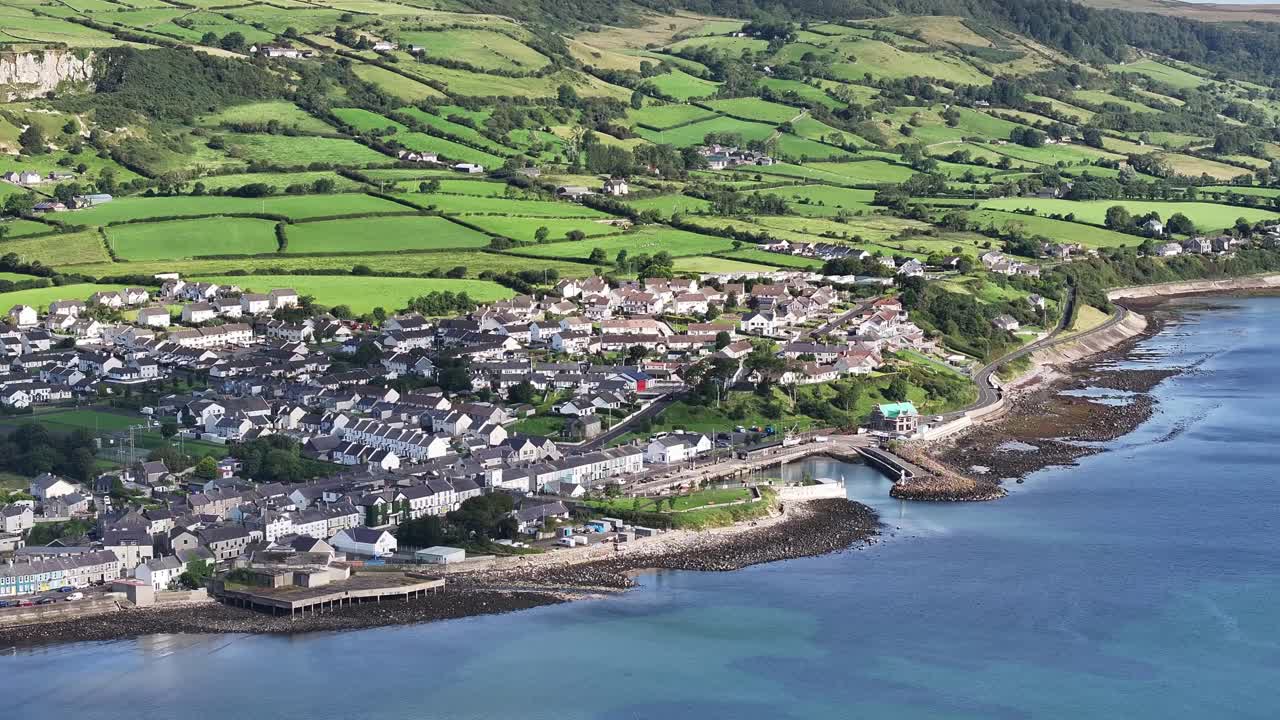 북아일랜드의 앤트림 코스트 로드 (antrim coast road) 에 있는 카른로 (carnlough)