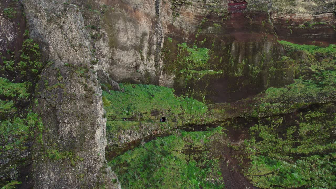 imágenes de drones de la ruta de senderismo madeira pr1, túnel a través de las montañas, excursionistas, clima frío