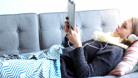 Schöne-Frau-Mit-Digitalem-Tablet-Im-Wohnzimmer