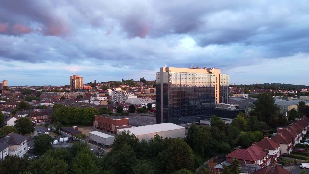 영국, 일몰 시 북부 런던 교외 위로 떠오르는 드론 샷