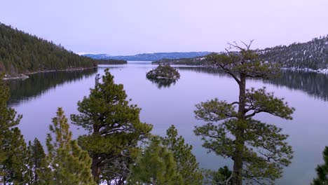 árboles de sobrevuelo aéreo para revelar la bahía de esmeralda, lago tahoe, california