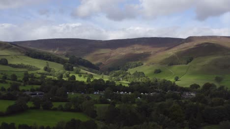 disparo de dron acercándose a mam tor