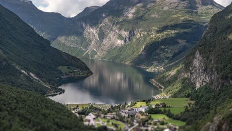 Timelapse-Del-Tráfico-En-El-Fiordo-De-Geiranger-Y-La-Ciudad-Costera-Rodeada-De-Montañas-Cubiertas-De-Bosques.