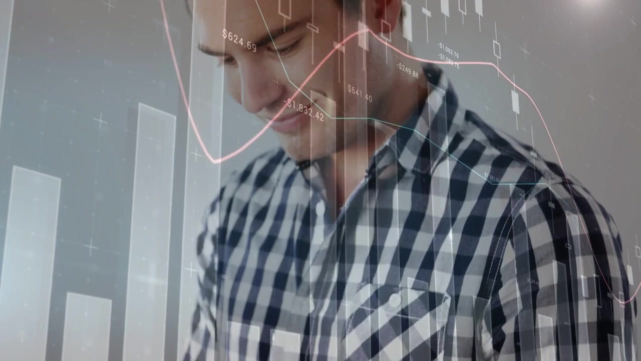 Uomo che tocca e scorre il telefono, animando grafici finanziari ed etichette di prezzo mentre monitora il portafoglio.