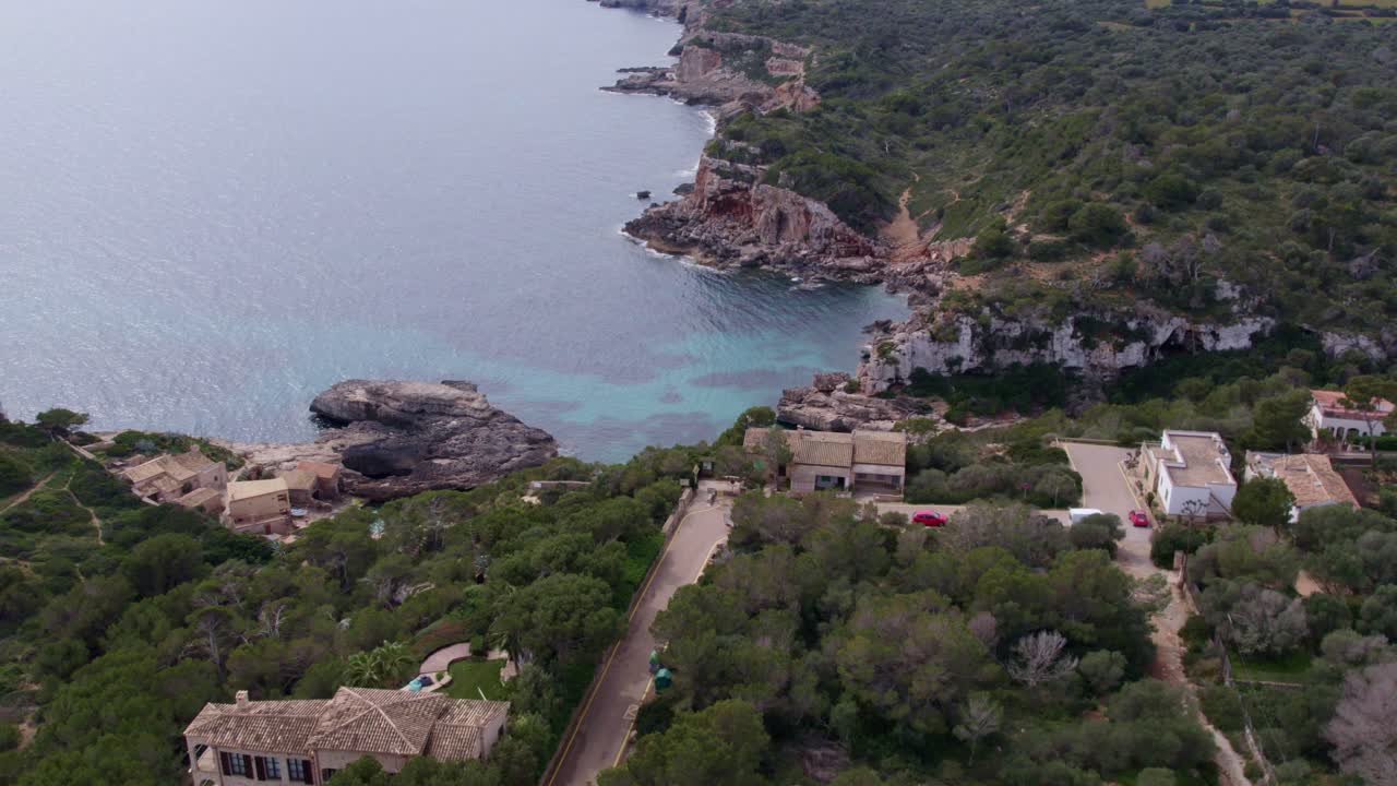 Baia pittoresca di S'Almonia con barche da pesca