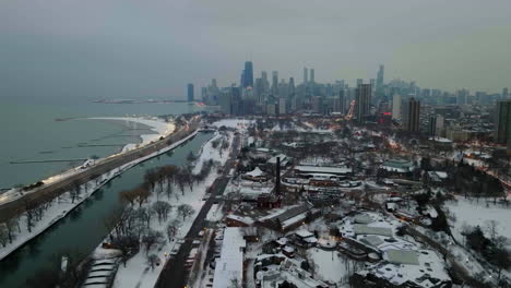 vista aérea del parque lincoln, noche de invierno en chicago, ee.uu. - reversa, disparo de drones