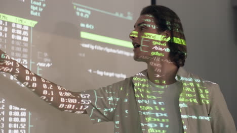 un estudiante presentando código en un proyector