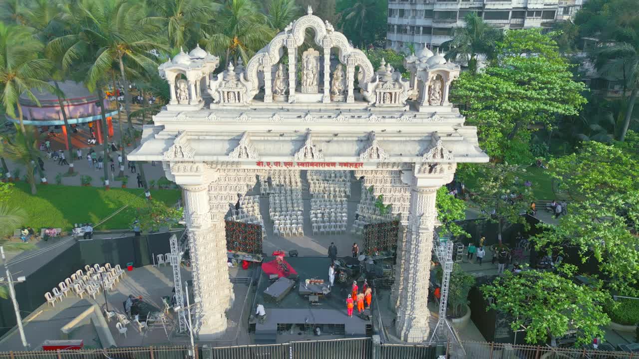 swaminarayan ganeshdwar dadar chowpatty beach puerta de entrada de cerca a una amplia vista de pájaro mumbai