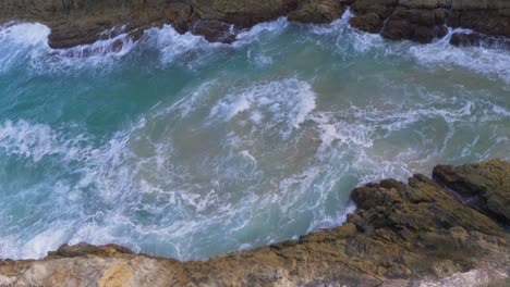 Meereswellen-Treffen-Auf-Küstenklippen-Am-North-Gorge-Walk-In-Der-Nähe-Des-Headland-Park-Auf-Stradbroke-Island-In-Queensland,-Australien