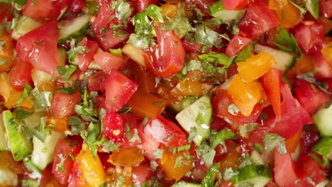 ensalada de verduras, comida vegetariana. cultura de oriente medio. cocina marroquí vista superior. concepto de aperitivo frío. pepinos, tomates, pimienta con aceite y verdura.