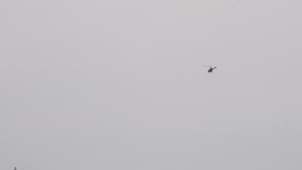 푸른 하늘을 배경으로 카스티요 산 펠리페 델 모로를 향해 날아가는 관광 헬리콥터