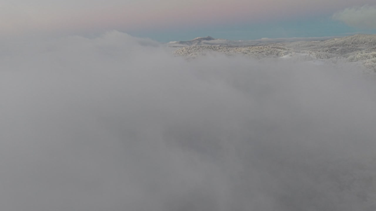 vista aérea atravesando las nubes para revelar la montaña grandfather en la distancia