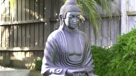 primer plano de una estatua de buda descuidada cubierta de telaraña