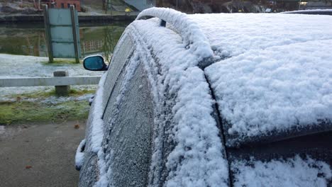 Coche-Congelado-Con-Nieve.-Primer-Plano-De-Mano