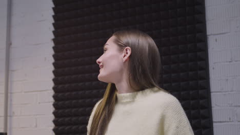 mujer sonriente hablando durante una reunión de equipo