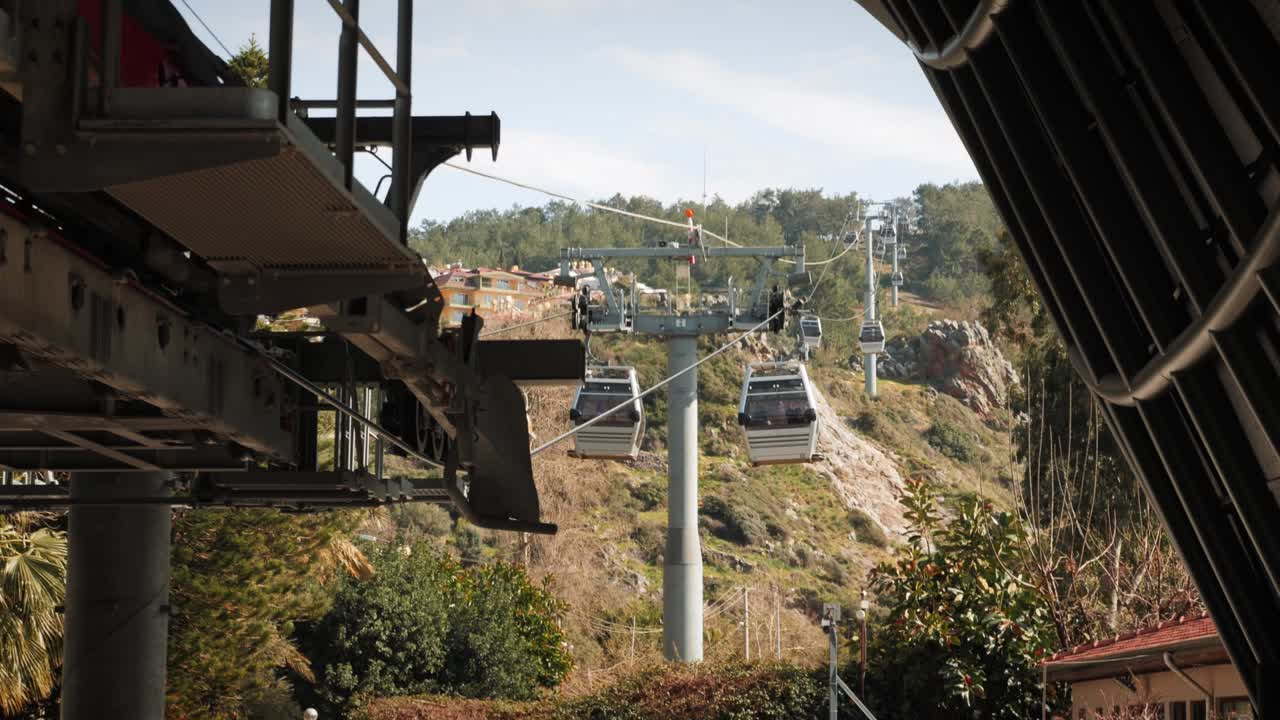moderno ascensor de carreteras de teleférico. teleférico en alanya, turquía. telefèrico moviendo cabinas arriba y abajo a las montañas. vacaciones y concepto de viaje. transporte