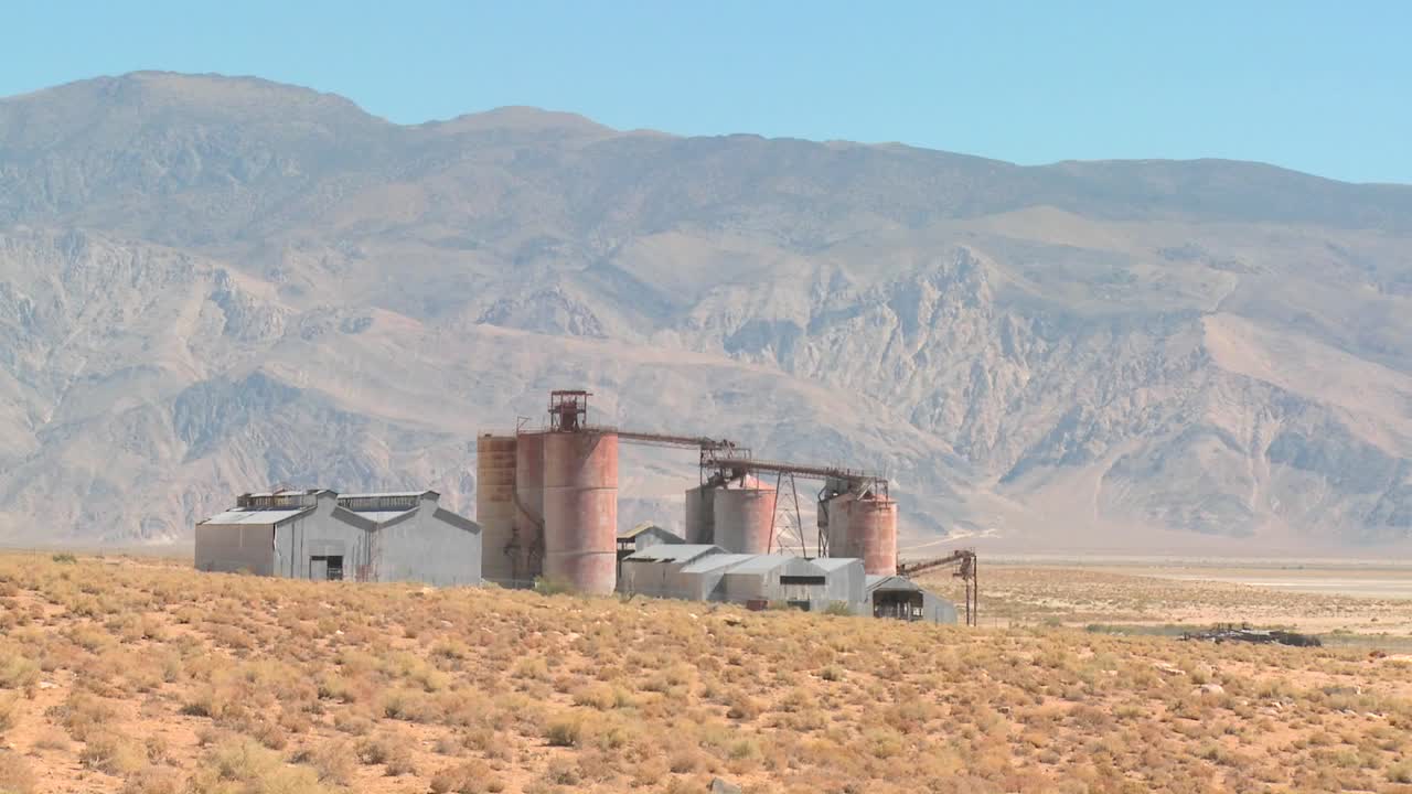 una mina o fábrica abandonada en el desierto