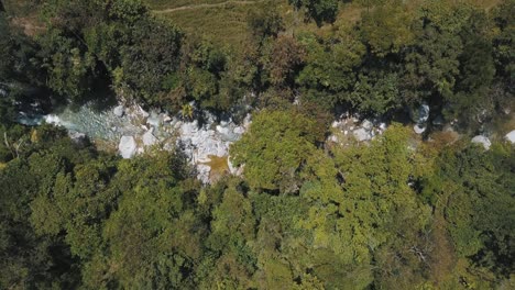 vista en perspectiva superior aérea de drones de un río en un bosque en colombia