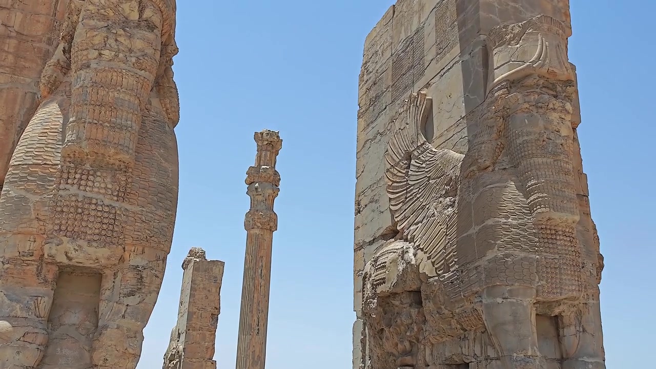 Patung Lamassu Batu Kuno di Reruntuhan Persepolis