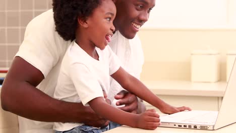 Niño-Con-Su-Padre-Usando-Video-En-Línea-En-La-Computadora