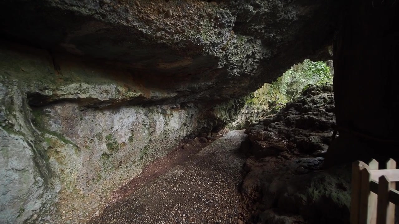 Sentiero pedonale attraverso una grotta naturale di calcare