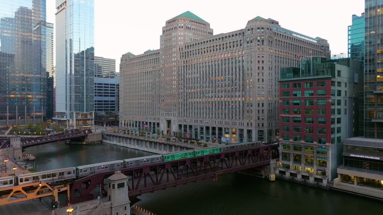 시카고 의 강 과 초고층 건물 들 의 공중 전망
