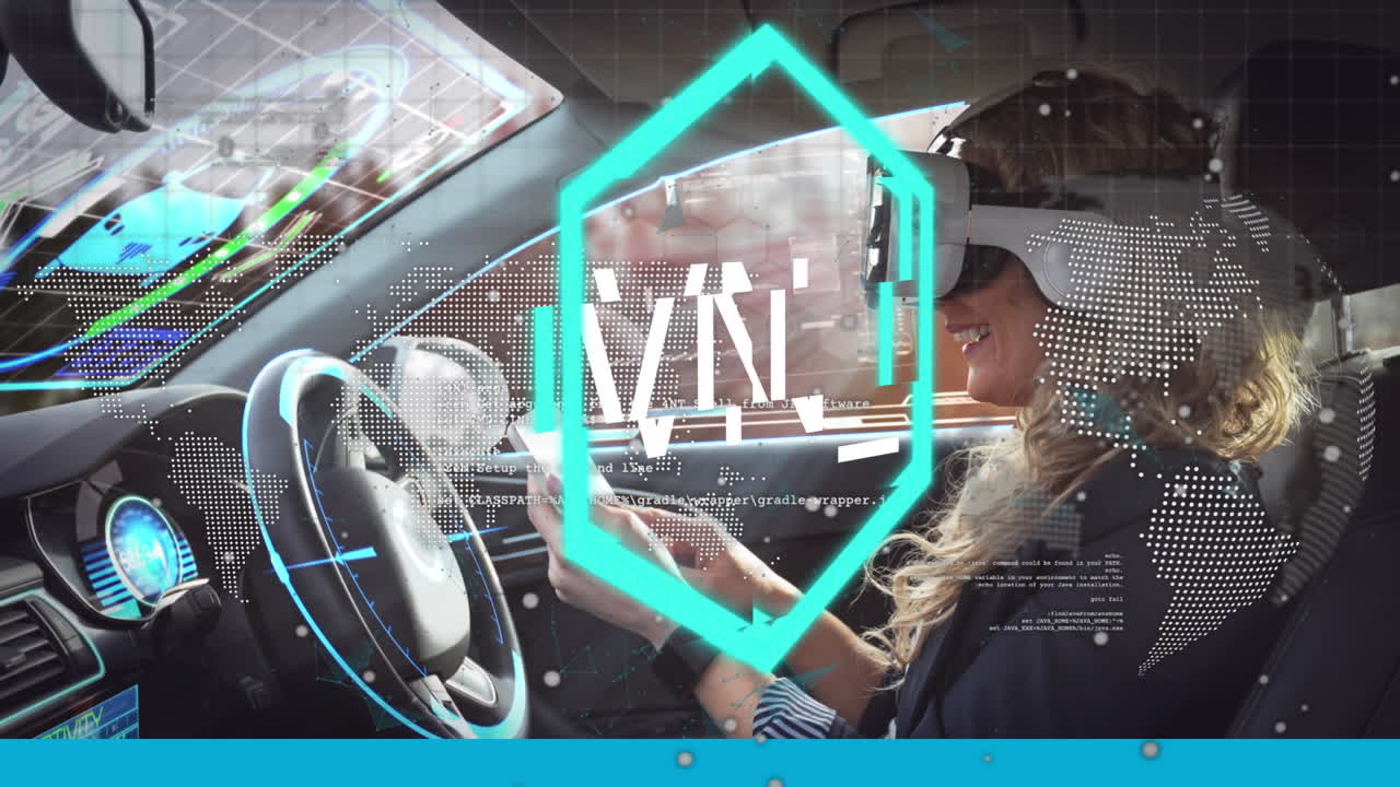 Animazione di elaborazione dati e NFT sopra una donna caucasica con visore VR e un'auto futuristica.