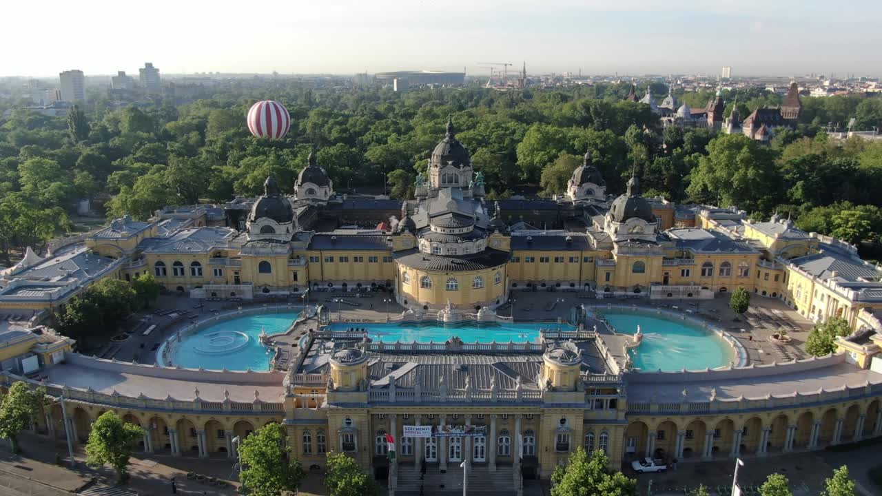 vuelo sobre los baños termales de szechenyi en budapest, hungría