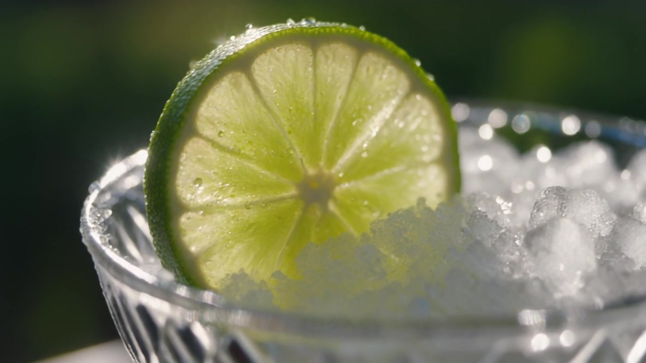 Primo piano di un rinfrescante cocktail al lime con ghiaccio tritato