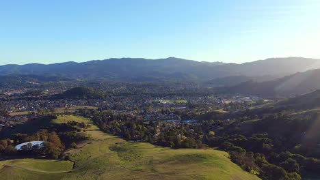 colinas onduladas y ciudades tranquilas: viaje panorámico aéreo