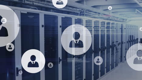 animazione di più icone di profilo galleggianti e elaborazione dei dati contro la sala server del computer