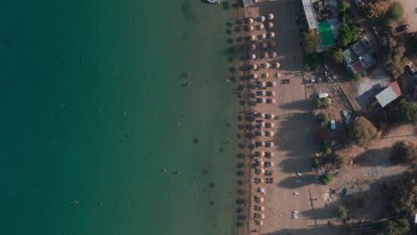 Stationäre-Luftaufnahme-über-Dem-Griechischen-Strand-Lindos