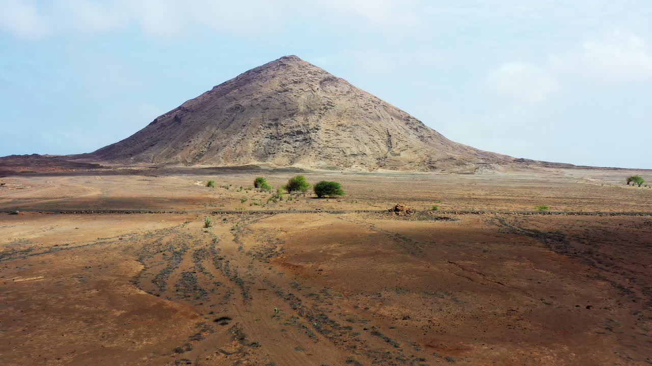 toma aérea de monte leste en la isla de sal, cabo verde