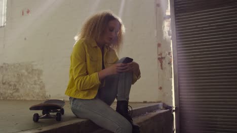 mujer joven de moda en un almacén abandonado