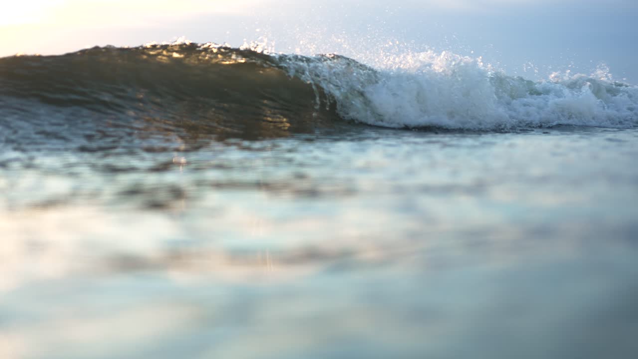 ola del océano al atardecer