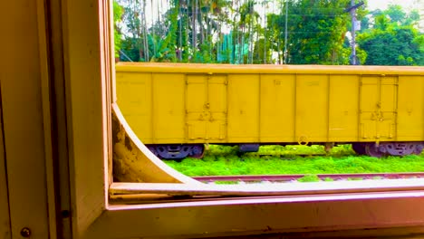 viaje en tren por ferrocarril en la estación de tren rural en el campo verde de bangladesh