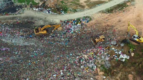 vista a vista de pájaro, sobrevuelo un vertedero en expansión con enormes pilas de residuos no clasificados, mostrando preocupaciones de sostenibilidad ambiental, microplásticos y consecuencias del calentamiento global y el cambio climático