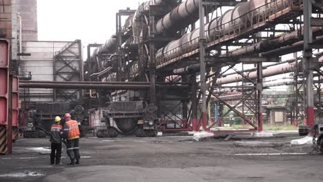 trabajadores y equipos de la fábrica de acero