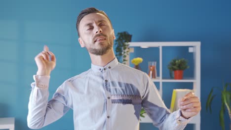 un joven elegante y elegantemente vestido está bailando, tiene color y un estilo de vida amoroso.