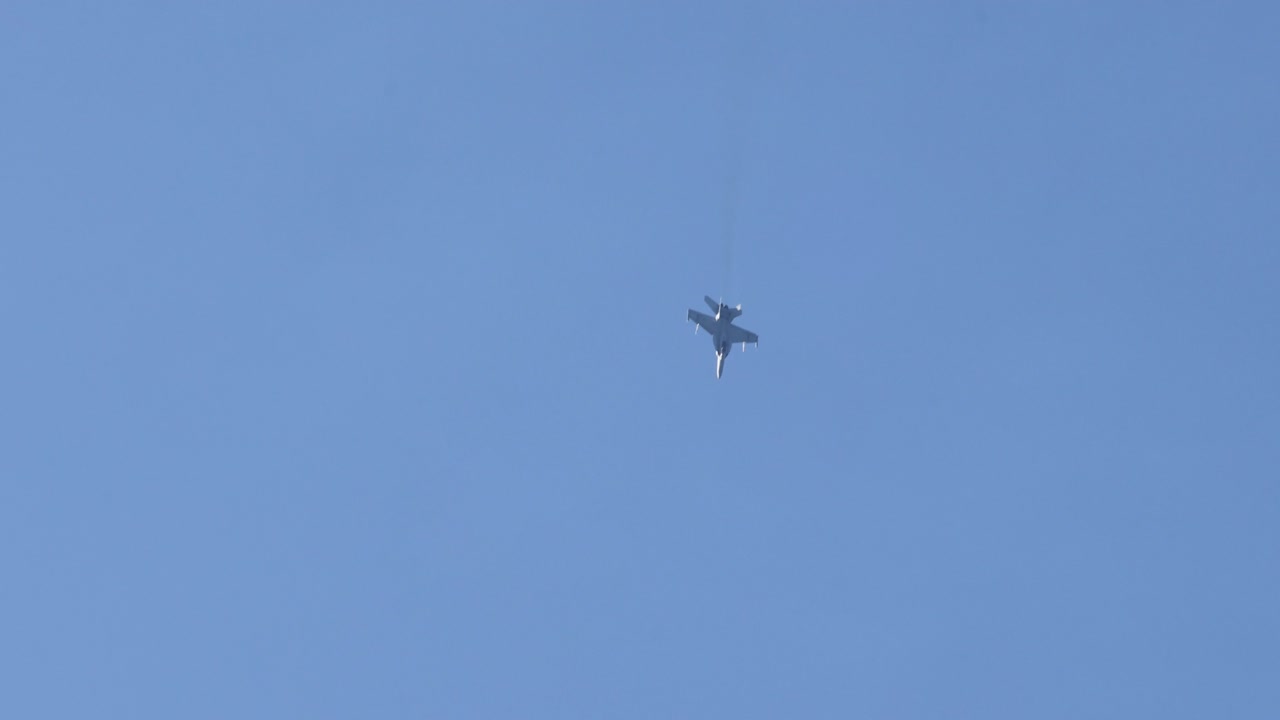 aviones a reacción ejecutando acrobacias con rastros de humo