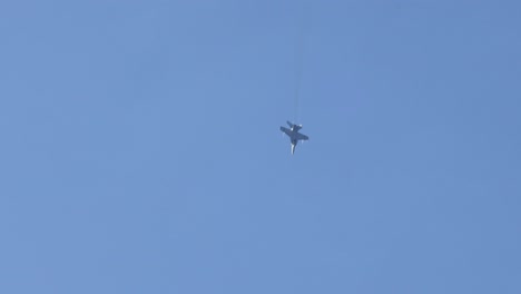 aviones a reacción ejecutando acrobacias con rastros de humo