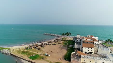 una toma de 4k del castillo de elmina