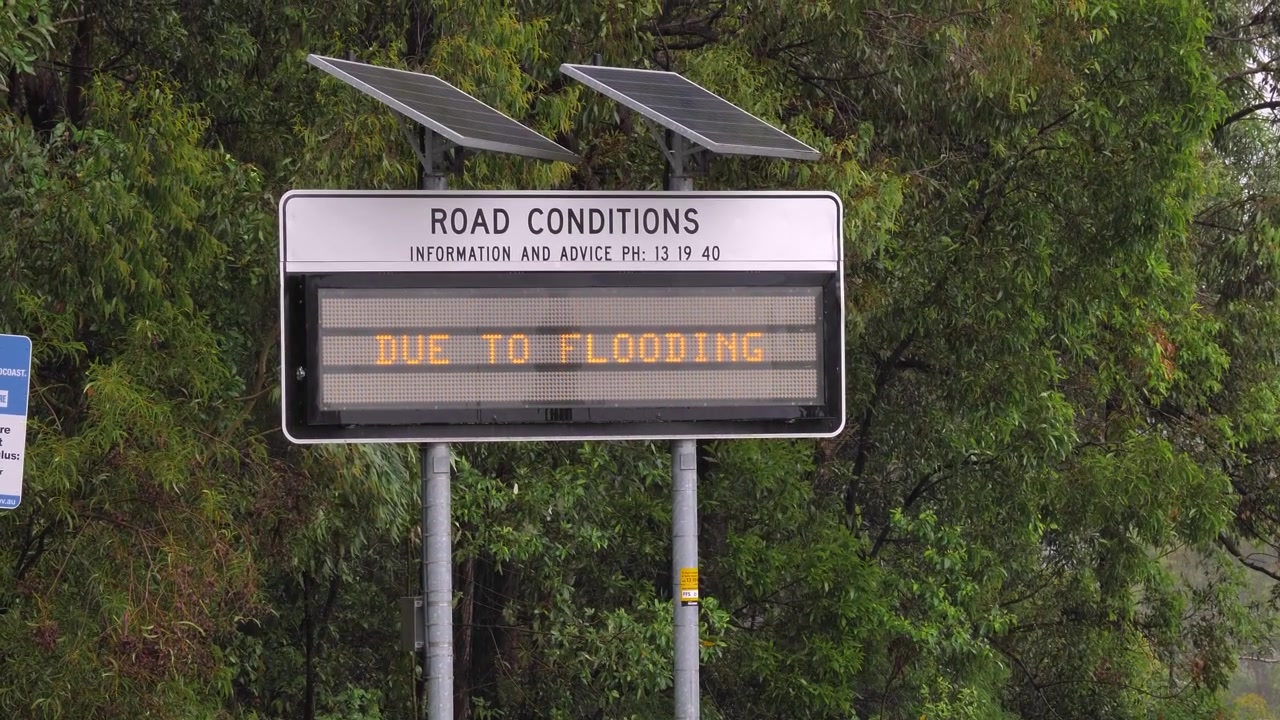 Inquadratura ravvicinata di segnali di allerta alluvione nell'entroterra della Gold Coast, Mudgeeraba