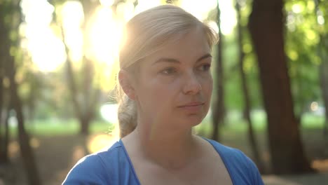 une femme enlève un masque médical dans un parc 04