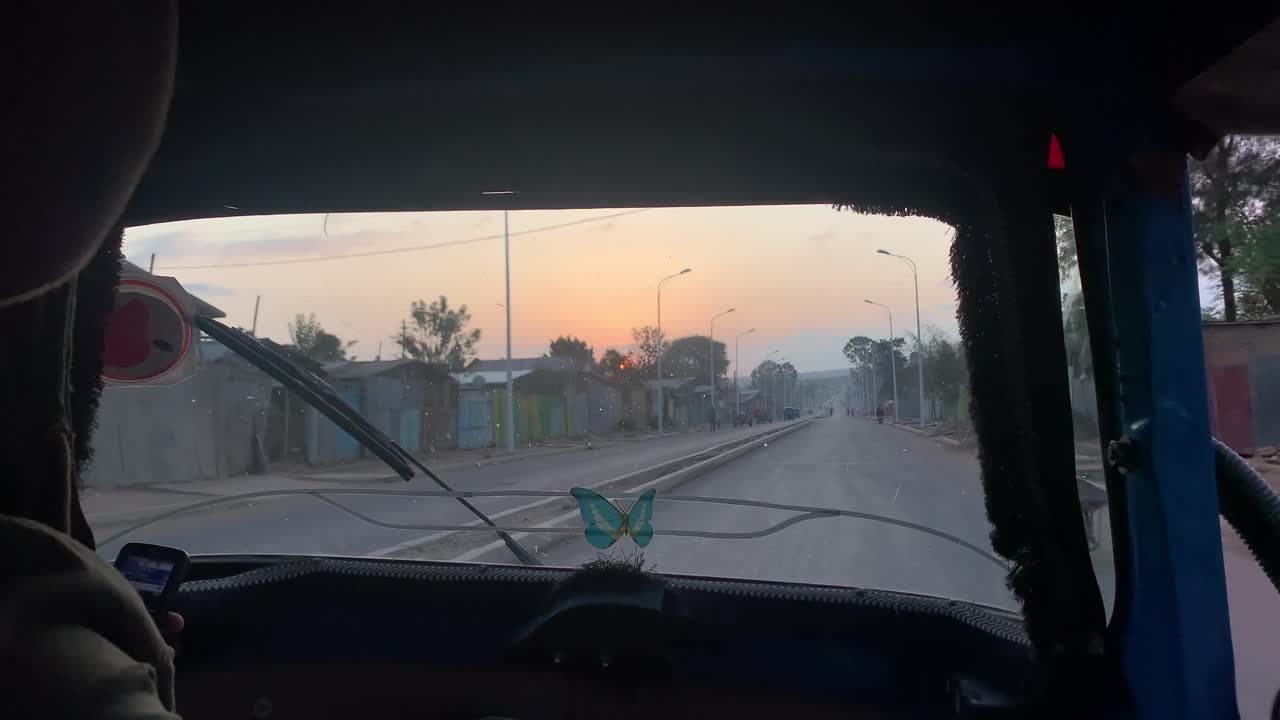 Interno di un taxi a tre ruote Bajaj al mattino presto che guida in una strada vuota
