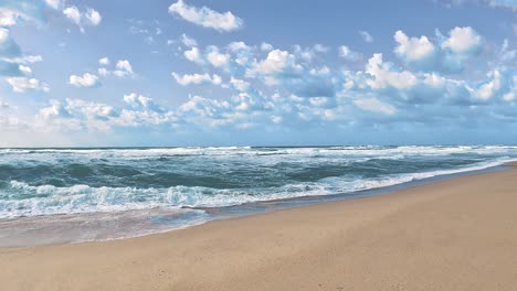 hermosa playa de arena soleada con cielo azul y mar